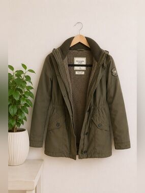 Abercrombie & Fitch Khaki Utility Jacket Parka Sz XS‎ Sherpa Lined Hooded Cozy